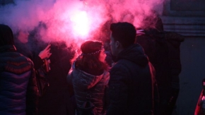 Bengalo Feuerwerk Fans Foto iStock Emre Kazan